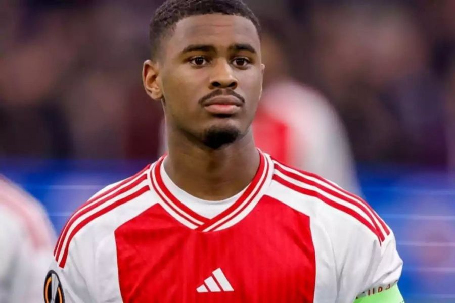Jorrel Hato in Ajax shirt